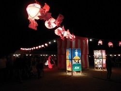 中型ランタンと空飛ぶ金魚の画像