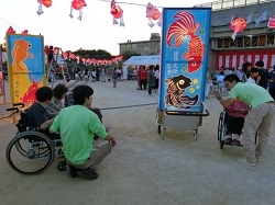 ランタンの前で記念撮影をしている画像