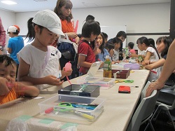 おもしろ科学実験室の様子の画像１