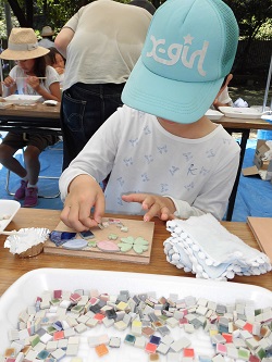 タイルを貼っている画像