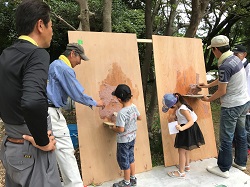 左官に挑戦している画像