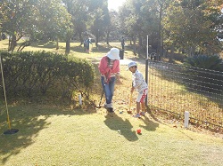 上り坂の微妙なラインのショットに挑戦している写真