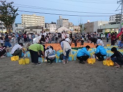 灯明設置中の写真