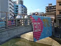 “ナイヤガラの滝”設置中（香椎川）の写真