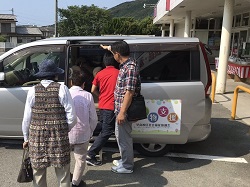 ボランティアが同行している写真