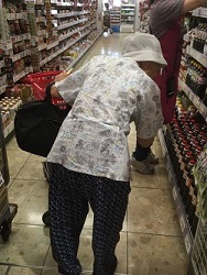 新鮮な食材を選んでいる写真