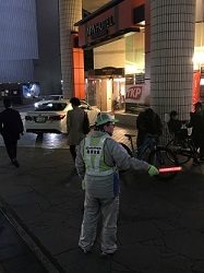 自転車を押すよう指導をしている写真１