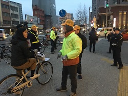 無灯火自転車の指導をしている写真