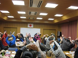 最後に交流会とストレッチを行っている様子の画像