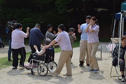 炭坑節で盛り上がる様子の画像