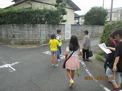 対象の高齢者をみつけた子どもたちの画像