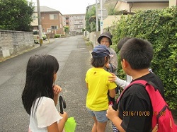 対象の高齢者に声をかける子どもたちの画像