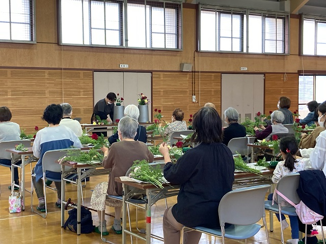 フラワーアレンジメント講座の様子