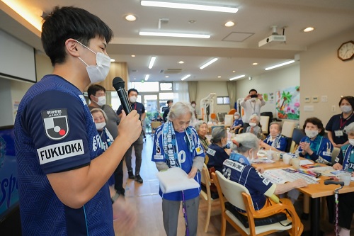 東区高齢者施設でグッズ贈呈の様子