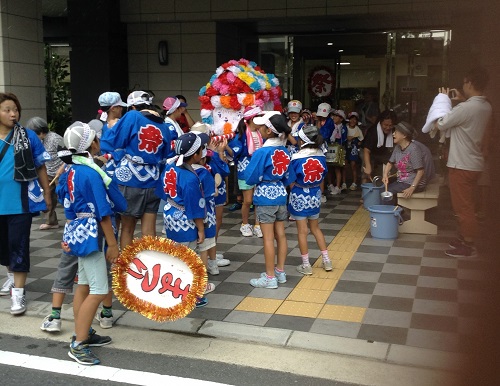 子ども神輿の様子