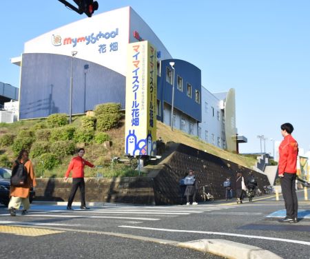 交通安全活動を行っている写真