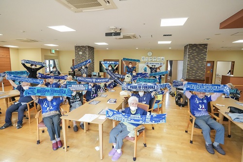 西区高齢者施設でグッズ贈呈の様子