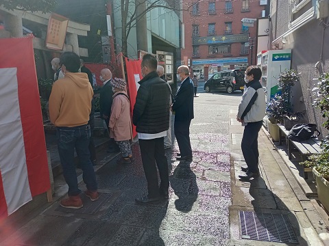 祭事にお集りの方々と弊社社員