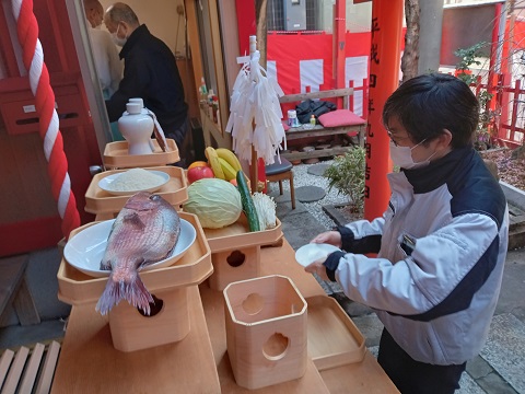 祭事準備中の弊社社員