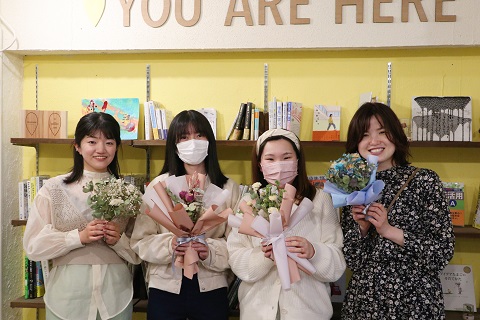 出来上がった花束を持ち、参加者と記念撮影