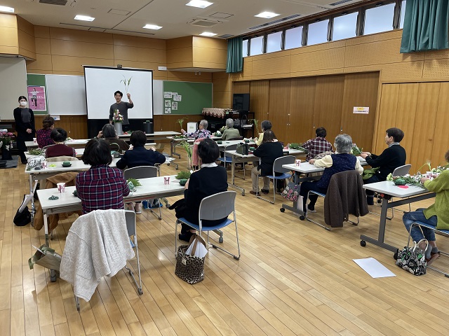 れいろう会フラワーアレンジメント教室の様子
