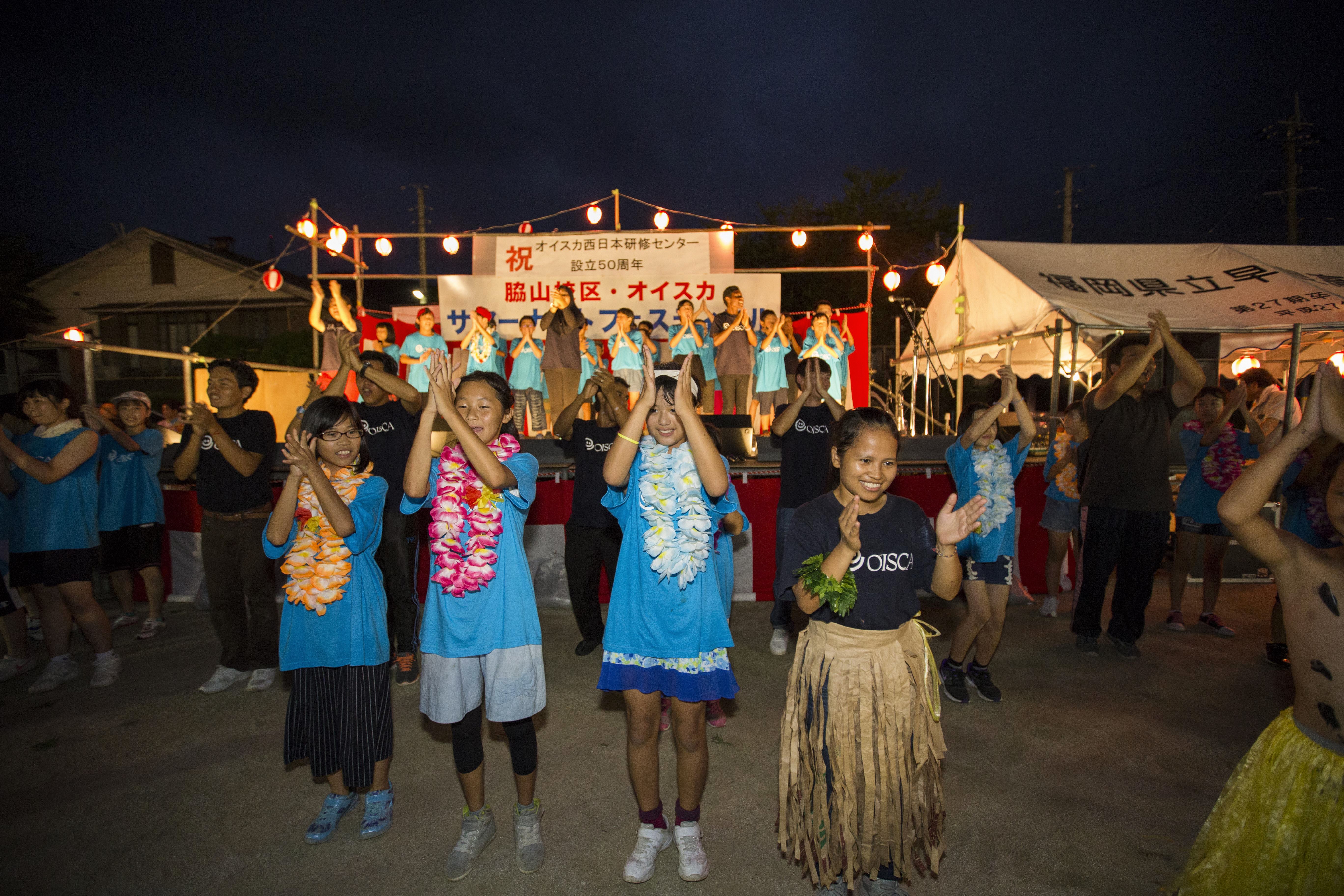 子どもたちとダンスしている様子