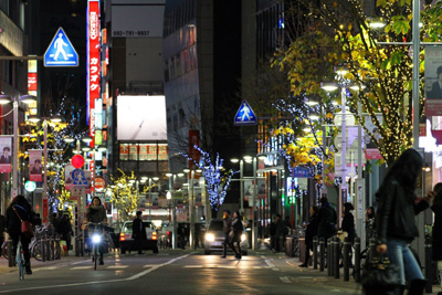 夜の天神西通りの様子の写真