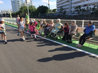 朝の挨拶子ども見守りの写真