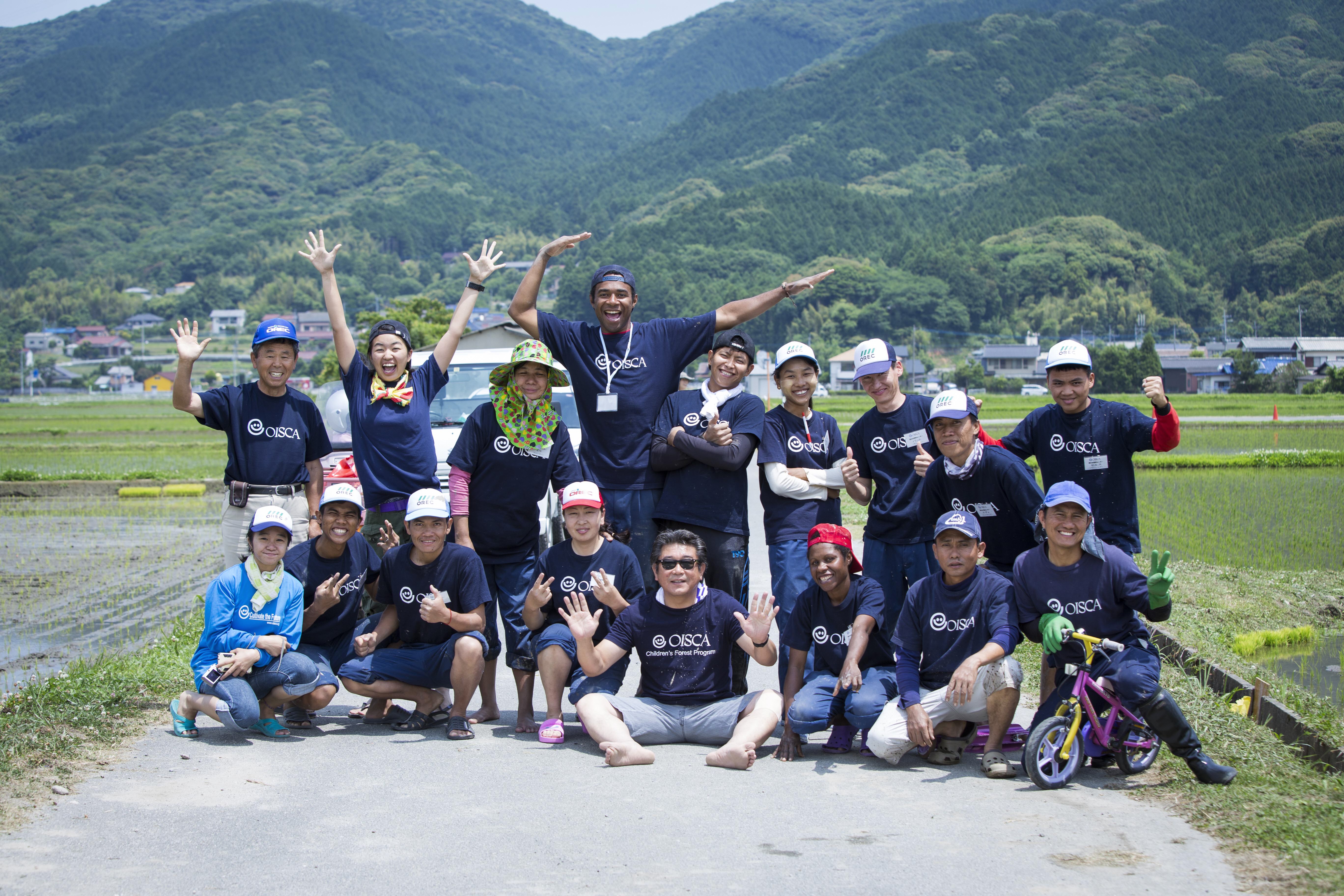 田植え交流会の集合写真