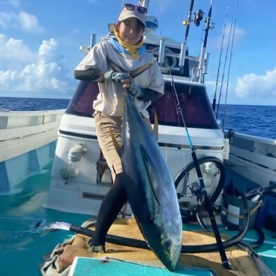 キハダマグロを釣り上げる佐々木 久美子さん