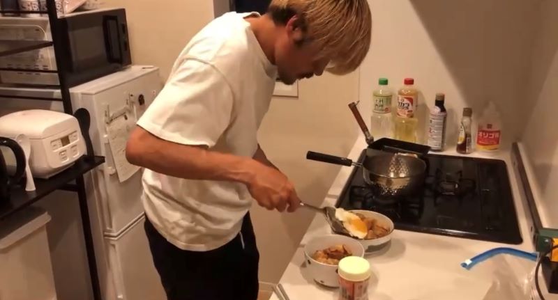 料理中の大久保さんの写真