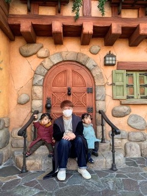 お子さんと一緒の清田さんの写真