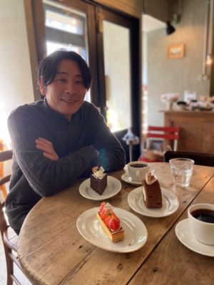 カフェでの森島さんの写真