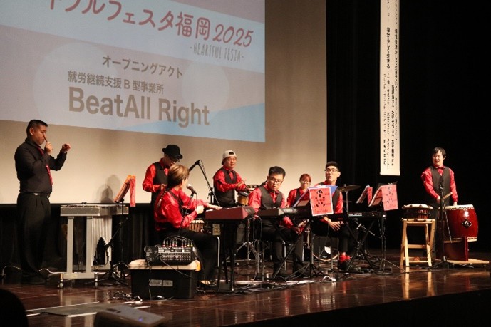 オープニングアクト　ビートルライトの演奏の様子