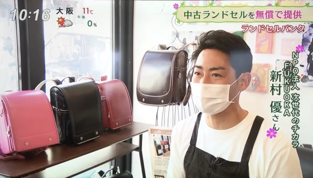 テレビ取材を受けるNPO代表者の写真