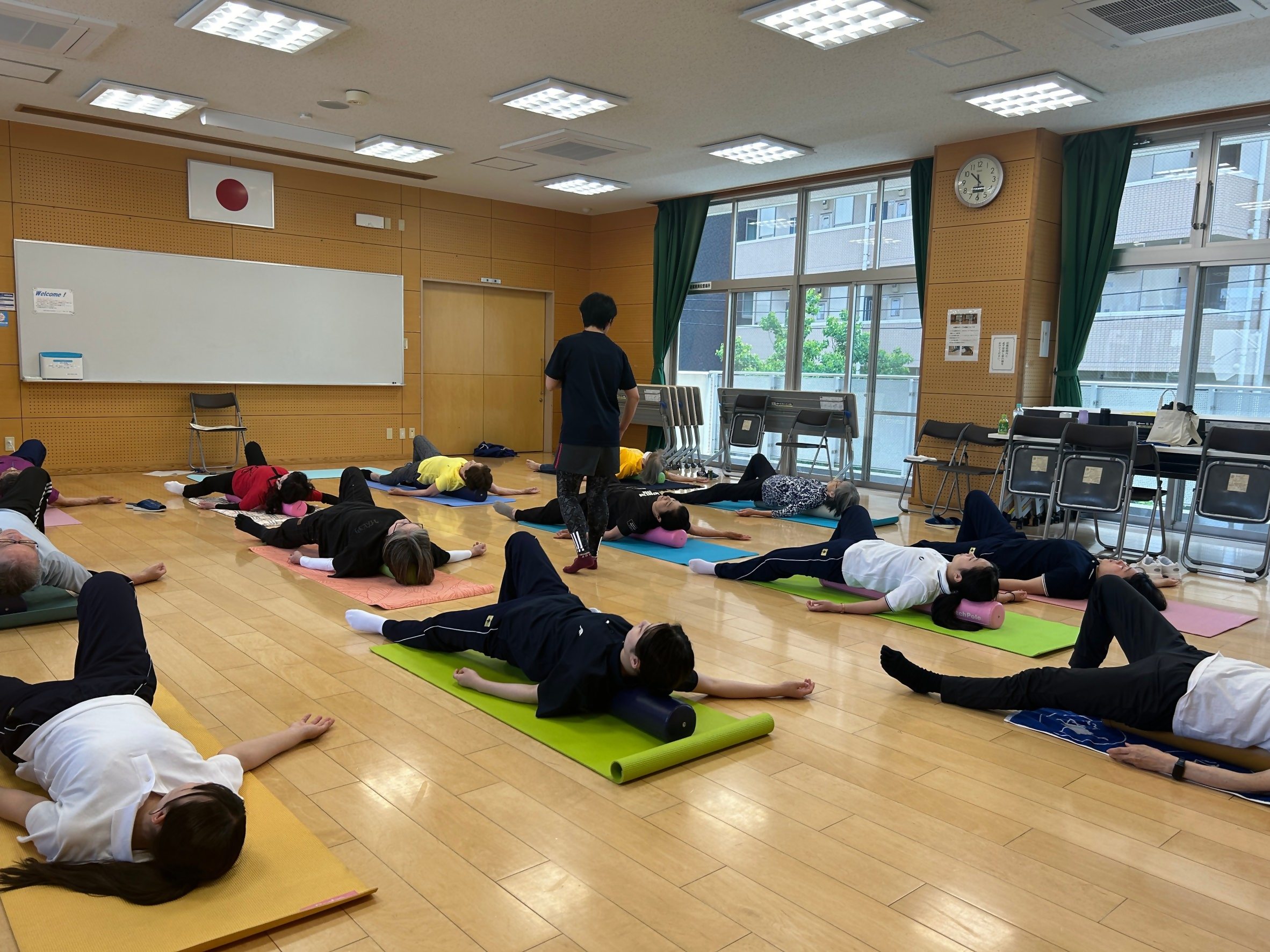 ストレッチポールで大勢の人がストレッチボールで体操する様子