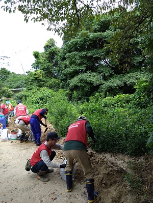 田主丸町水縄（みのう）での土砂のかき出し