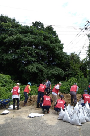土嚢袋に土砂をいれる様子