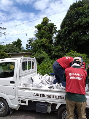 土嚢を集積場へ運搬