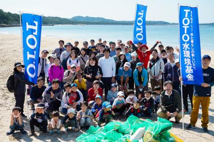 TOTO（株）の皆さんとの集合写真