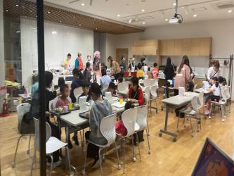 地域の親子が集まって食事をしている様子