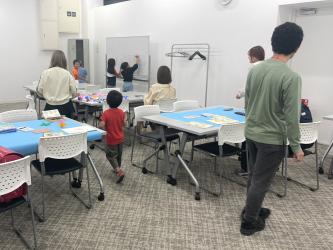 地域の子ども達と大学生が一緒に遊んでいる様子