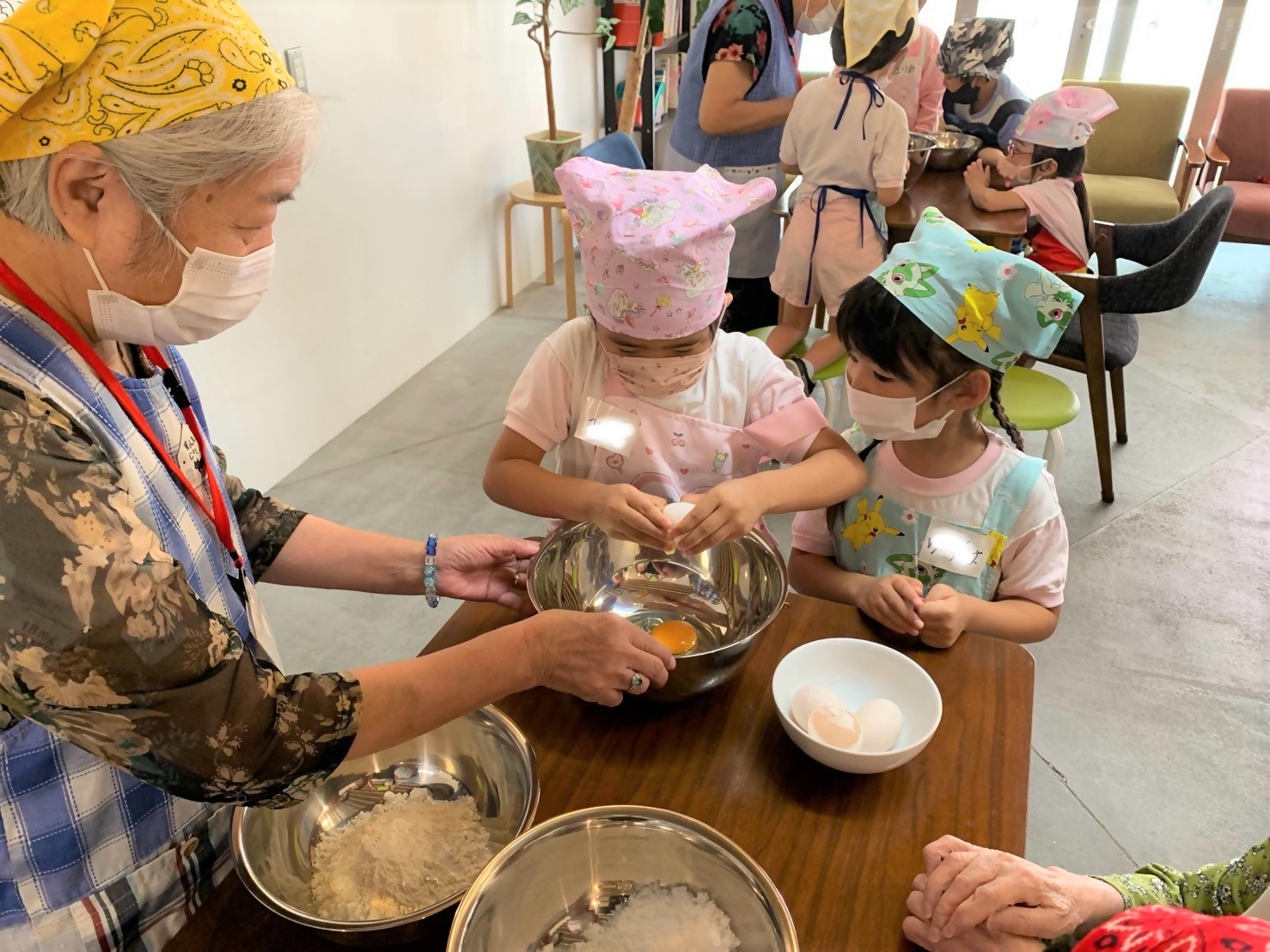 事業所の利用者と子どもたちで料理