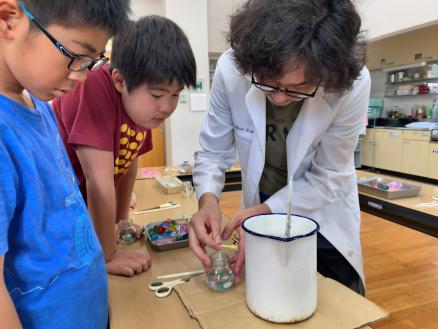 子ども達がキャンドル作りをする様子