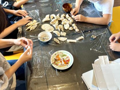 フリースクールで子ども達が餃子を作る様子