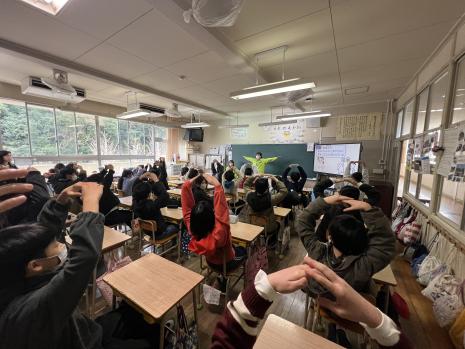 教室でがん教育を受ける子ども達の様子