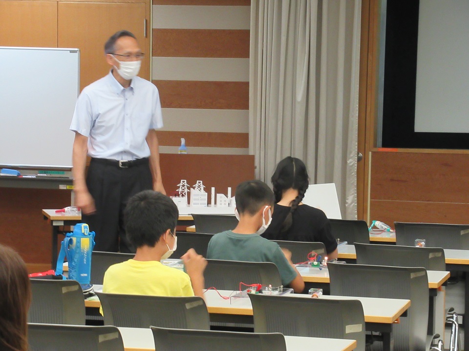 画像：『電気をつくるしくみを知ろう』講座の様子1