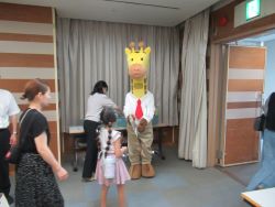 画像３：これっキリン先生が啓発グッズを配る様子