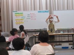 画像１：「親子で学ぶお金の話」講座の様子