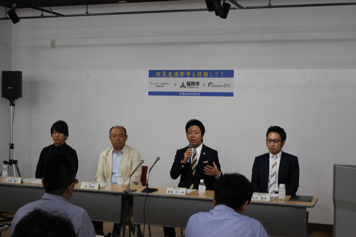 共同記者会見の様子